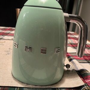 NWOB SMEG 7 Cup Pastel Green Retro Electric Kettle.
Brand new never used.